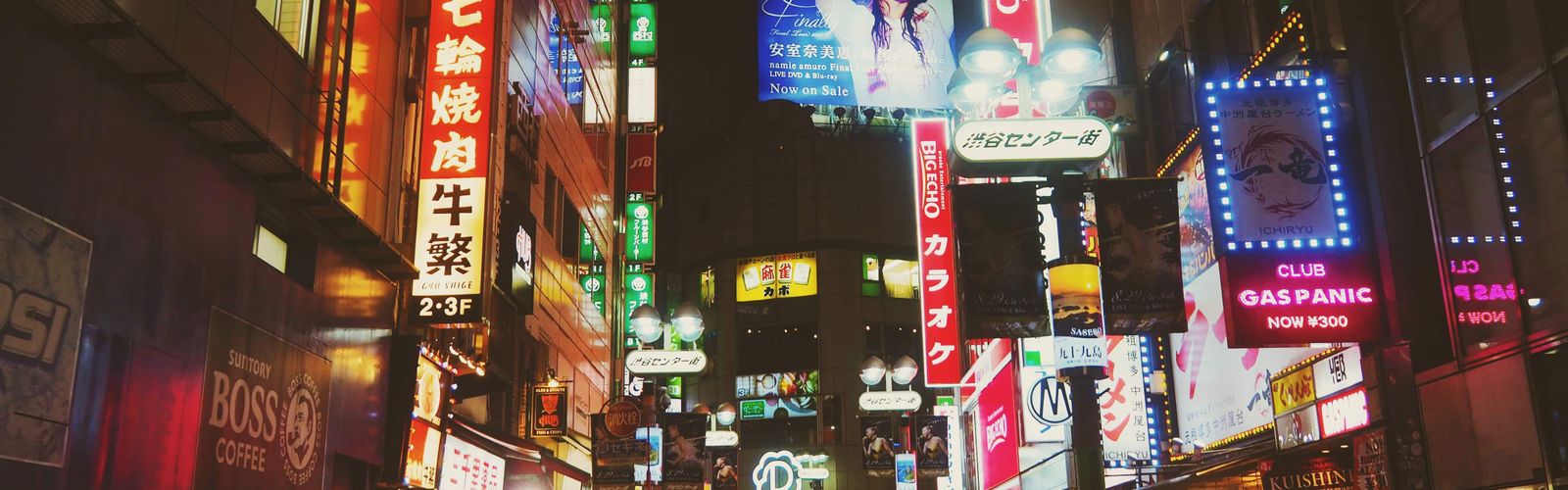 霓虹灯下的热闹街区