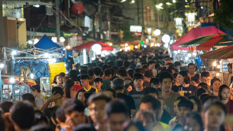 夜晚街道上行走的路人