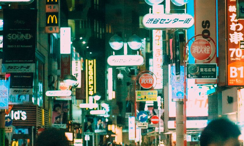 夜间城市街道人流