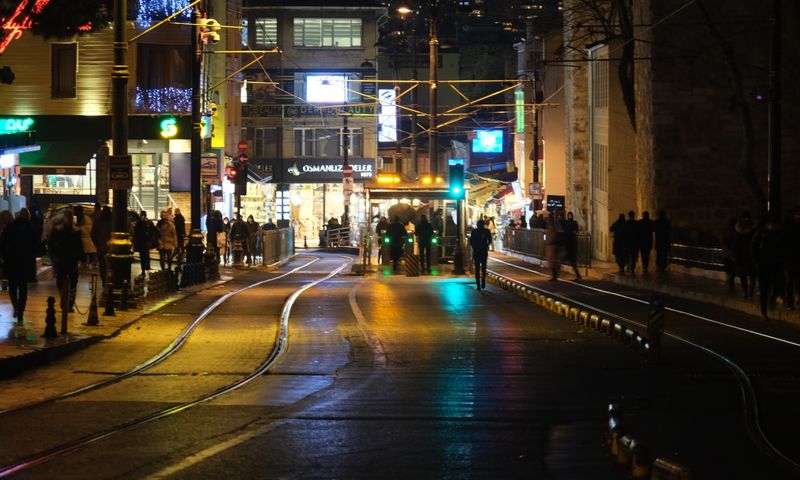 夜晚有轨电车街道